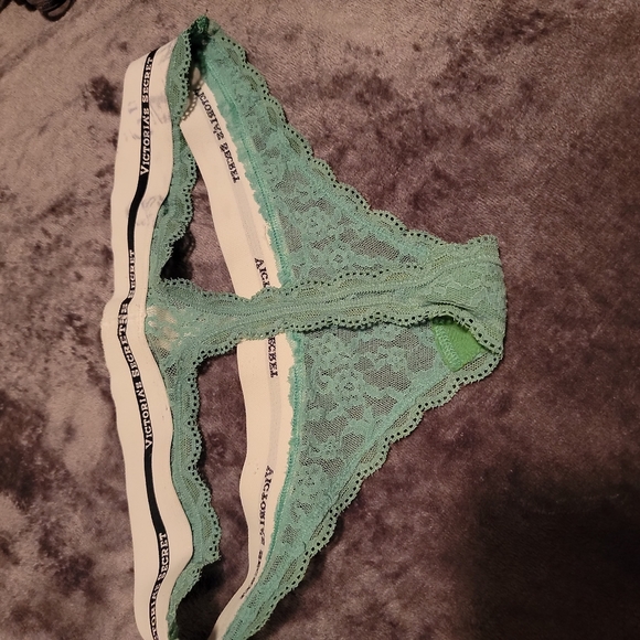 Thongs - Picture 3 of 5